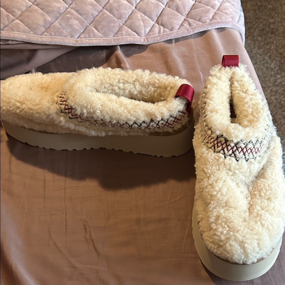 UGG Cream Sherpa Women's Slip-On Slippers with Red Heel Tab - Picture 3 of 4